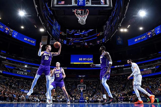 卢克·肯纳德绝杀助湖人终结魔术4连胜