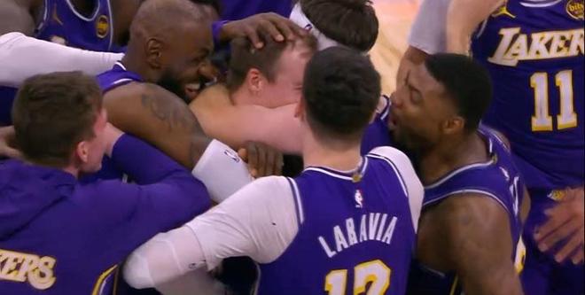 湖人险胜魔术肯纳德绝杀雷迪克战术获赞艾顿关