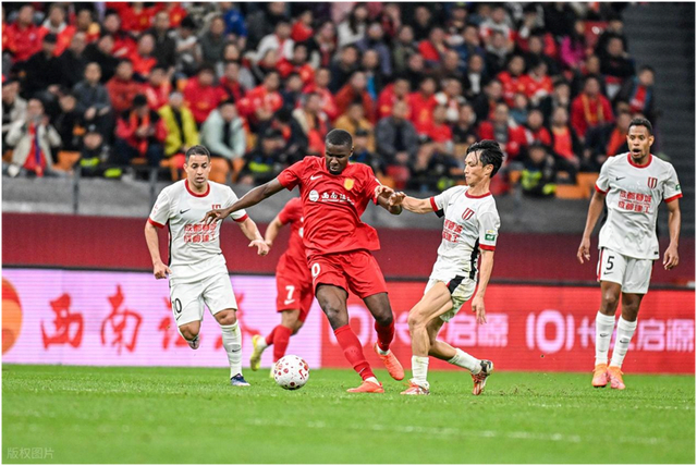 阿玛杜爆发助重庆铜梁龙战平蓉城 足球界刮起青