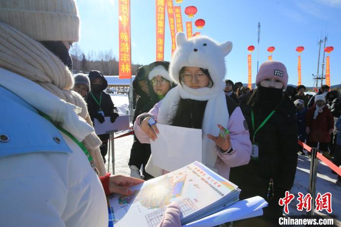 黑龙江伊春青少年尽享冬季定向运动与冰雪体育